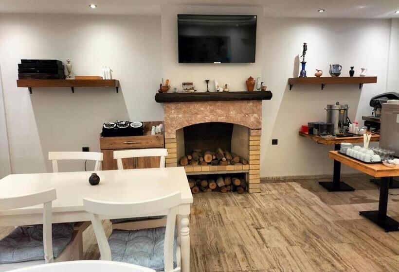 غرفة عائلية, White Moon