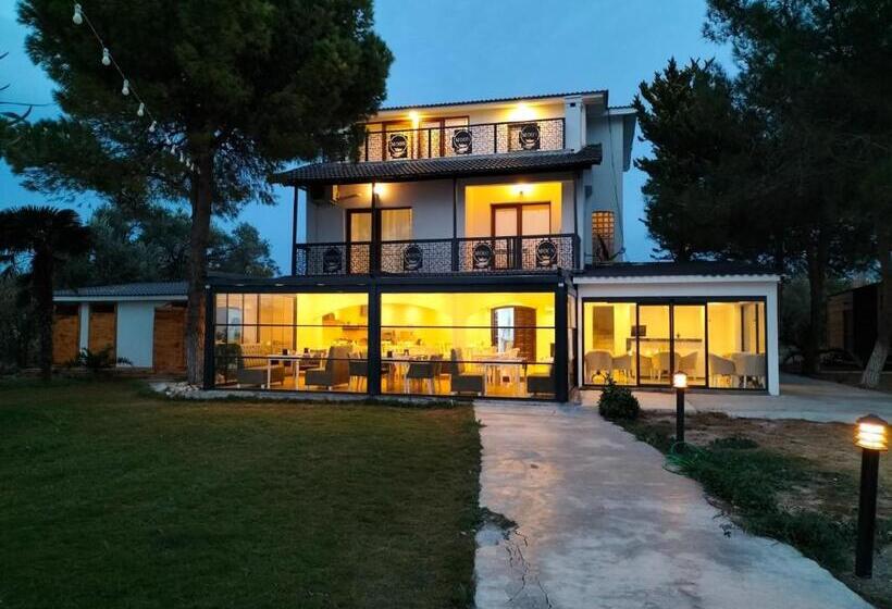 غرفة عائلية, White Moon