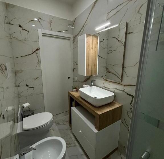 اتاق خانوادگی, Little B&b