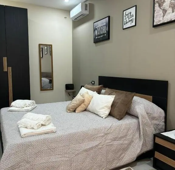 اتاق خانوادگی, Little B&b