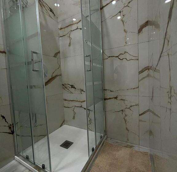 اتاق خانوادگی, Little B&b