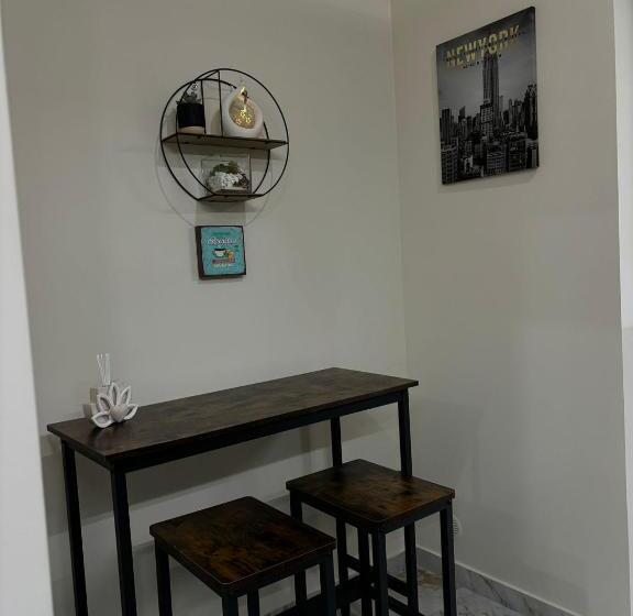 اتاق خانوادگی, Little B&b