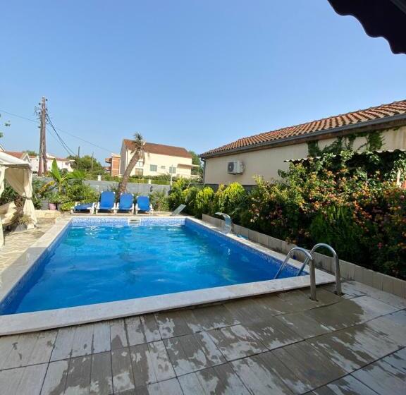 آپارتمان 1 خوابه با چشمانداز استخر, Apartmani Izo L