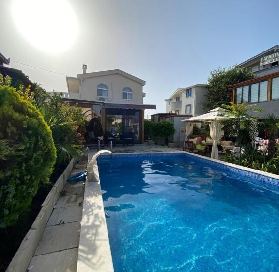 آپارتمان 1 خوابه با چشمانداز استخر, Apartmani Izo L