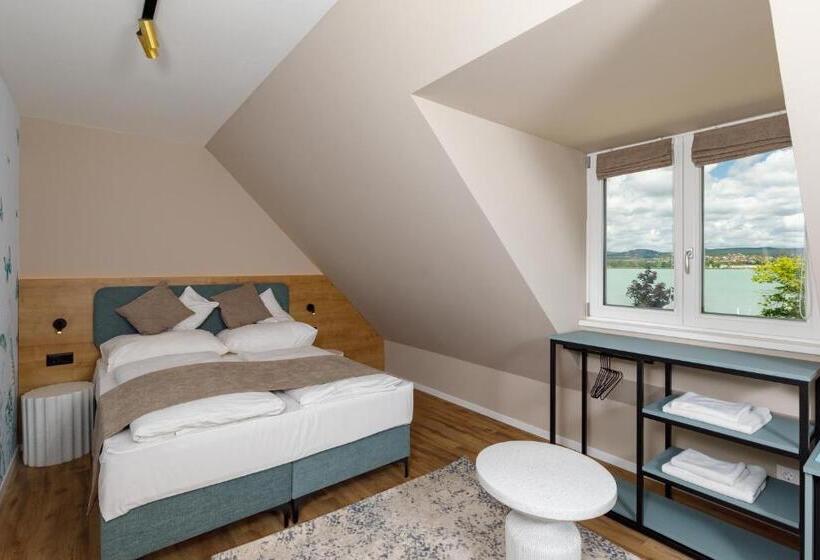 اتاق استاندارد با چشم‌انداز دریاچه, Lepke Apartmanház és étterem