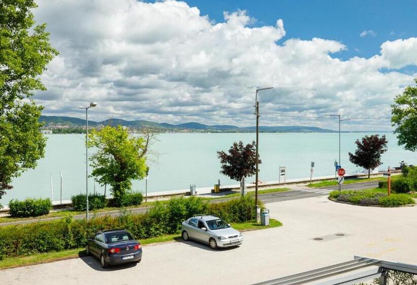 اتاق استاندارد با چشم‌انداز دریاچه, Lepke Apartmanház és étterem