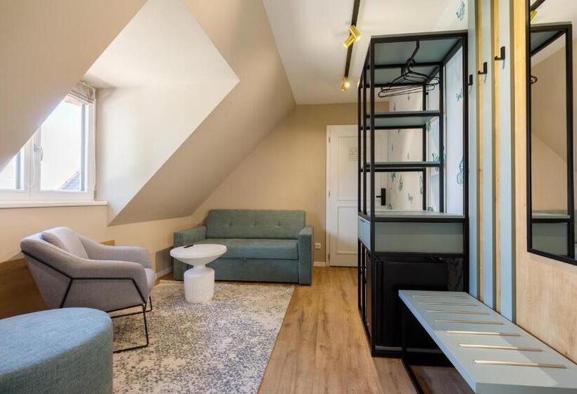 اتاق خانوادگی, Lepke Apartmanház és étterem