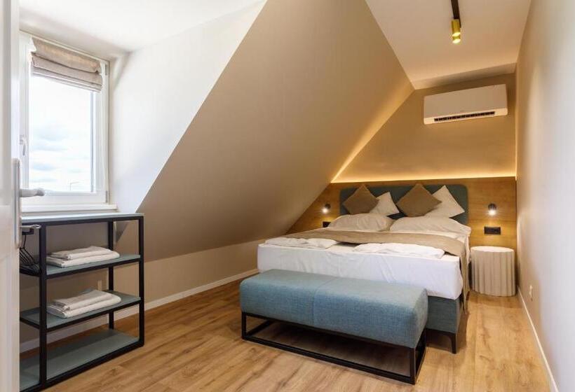 اتاق خانوادگی, Lepke Apartmanház és étterem