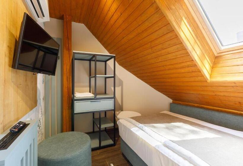 اتاق اکونومی یک تخته, Lepke Apartmanház és étterem