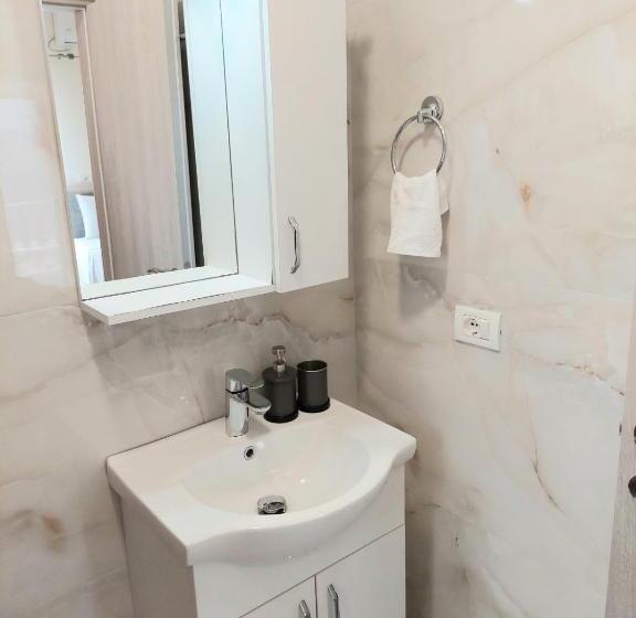 اتاق سه نفره سوپریور با چشم‌انداز دریا, Elizabeth Apartments Himare