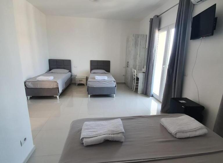 חדר משפחתי, 33