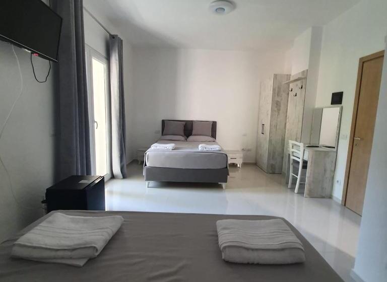 חדר משפחתי, 33