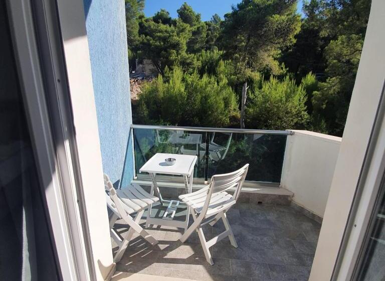 חדר סטנדרט לשלושה, 33