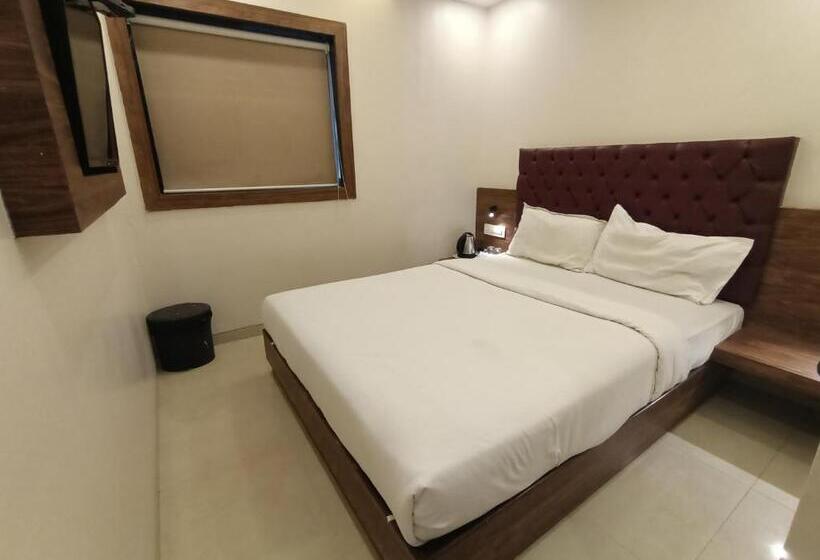 Quarto Superior, Fabhotel Peninsula   Nr Csmt Station
