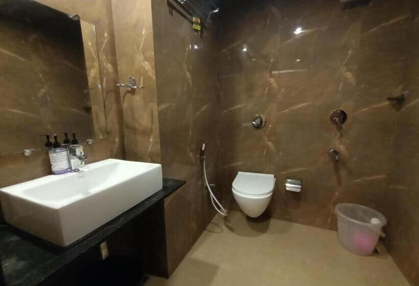 Quarto Superior, Fabhotel Peninsula   Nr Csmt Station