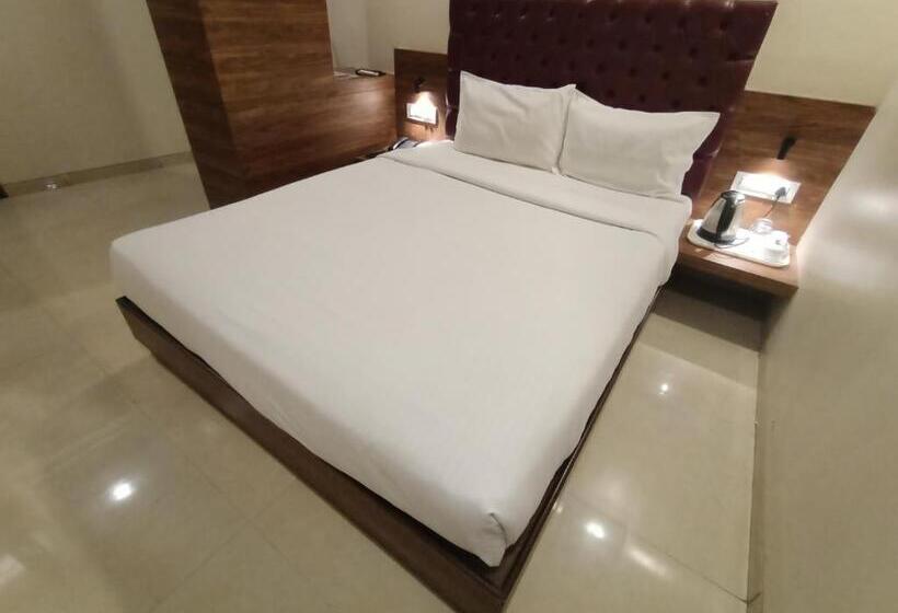 Quarto Superior, Fabhotel Peninsula   Nr Csmt Station