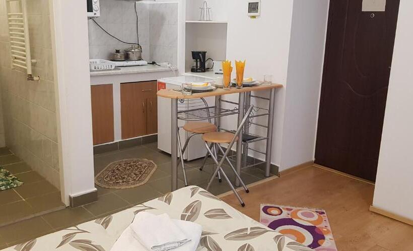 Escritório Estándar, Pensiunea Rock And Red