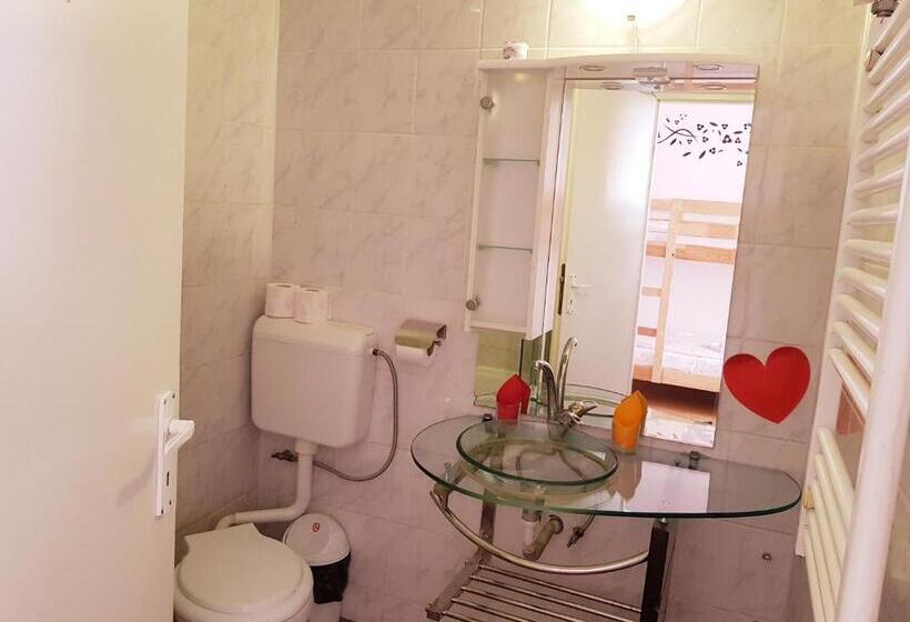 Estúdio Familiar, Pensiunea Rock And Red