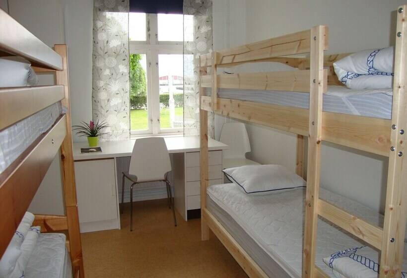 חדר סטנדרטי לארבעה עם חדר אמבטיה משותף, Kalmar Sjömanshem