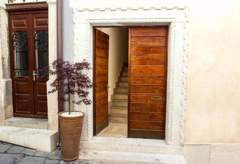 اتاق لوکس با چشم‌انداز دریا, Benecanka Casa Veneziana Piran