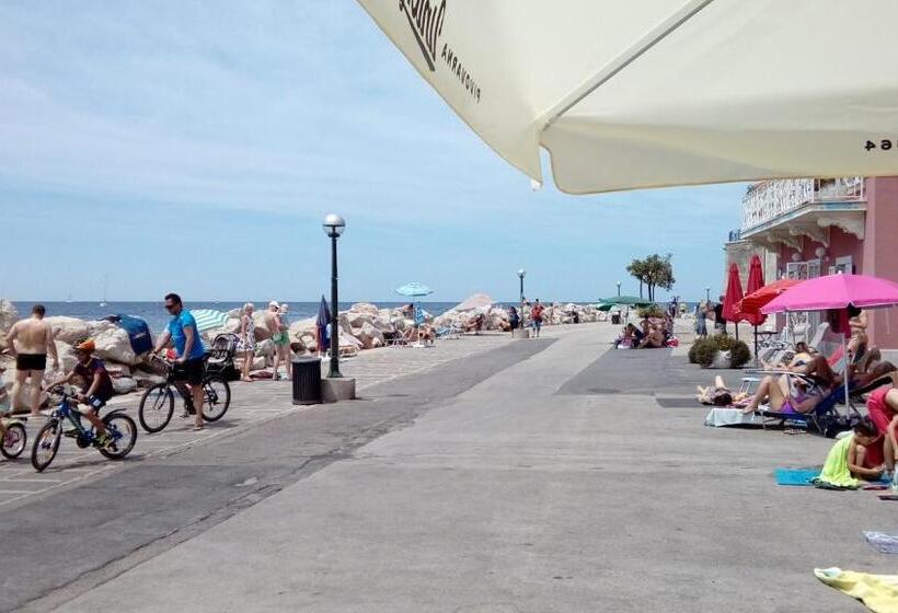 اتاق لوکس با چشم‌انداز دریا, Benecanka Casa Veneziana Piran