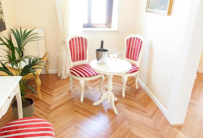 اتاق لوکس با چشم‌انداز دریا, Benecanka Casa Veneziana Piran