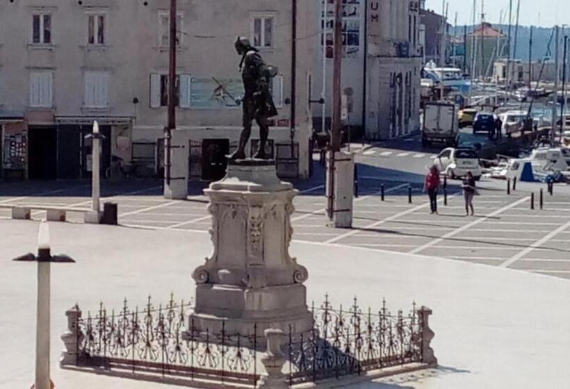 اتاق لوکس با چشم‌انداز دریا, Benecanka Casa Veneziana Piran