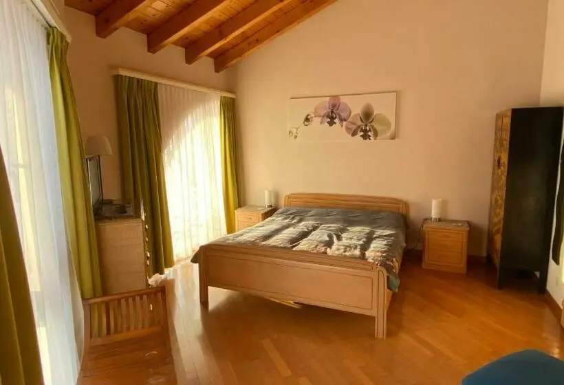 Standard-huone, The Traditional