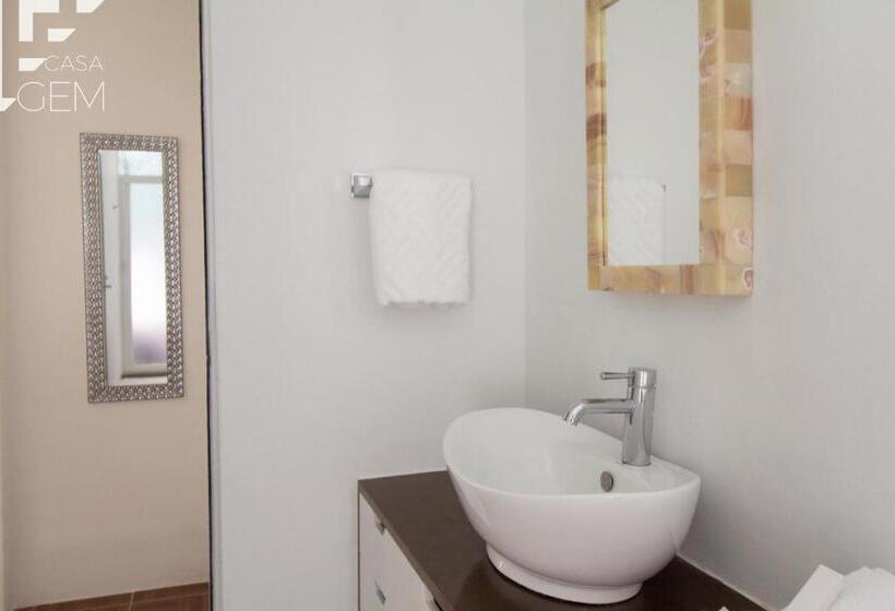 جناح جونيور مطلّ علي حمام السباحة, Casa Gem B&b