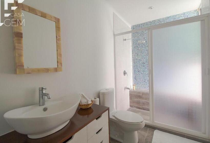 جناح جونيور مطلّ علي حمام السباحة, Casa Gem B&b