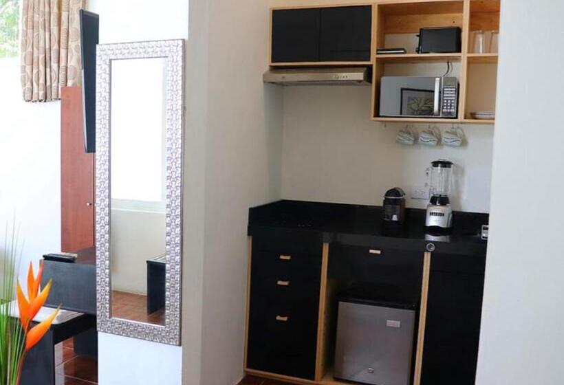 جناح جونيور مطلّ علي حمام السباحة, Casa Gem B&b