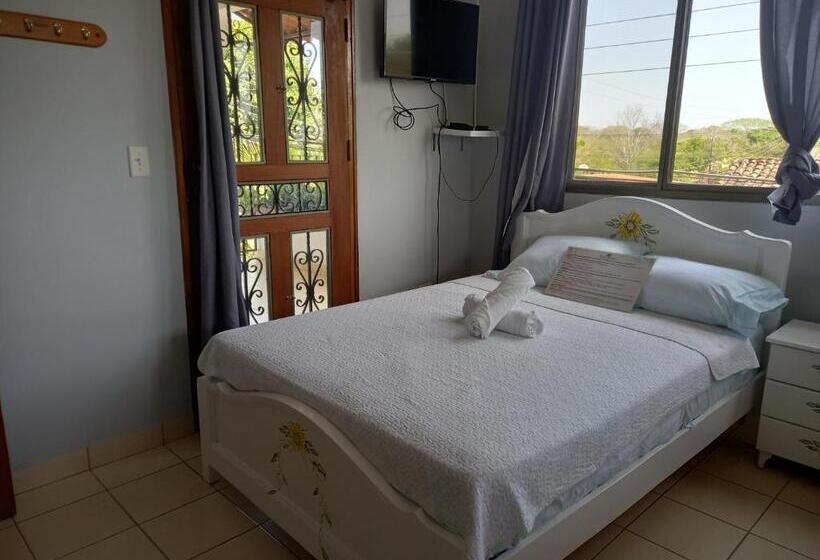 Трехместный Номер Стандарт с Балконом, Hostel Kimmell / Hostal Familiar La Casita De Los Kimmell