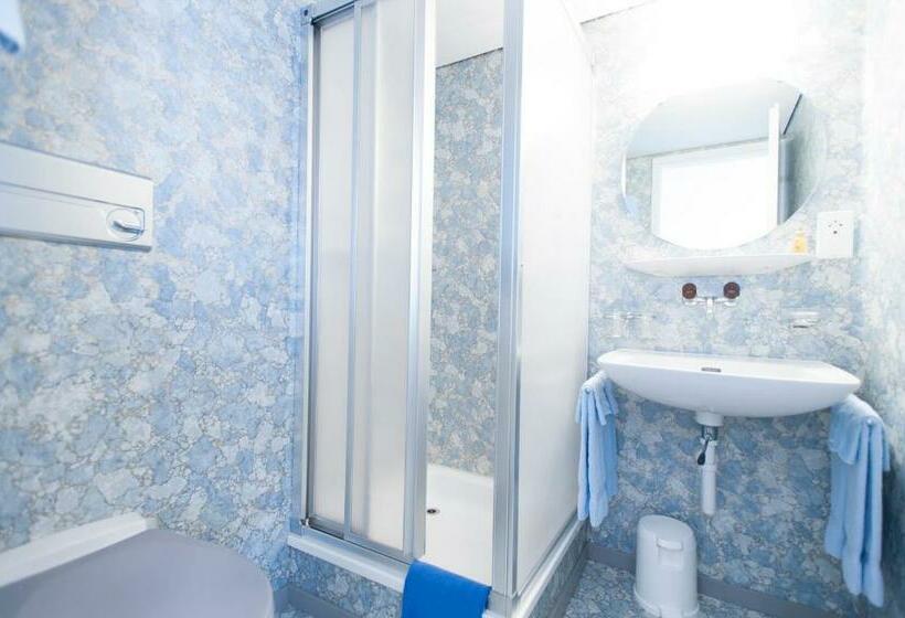 חדר סטנדרט חדר אמבטיה משותף, Gerig