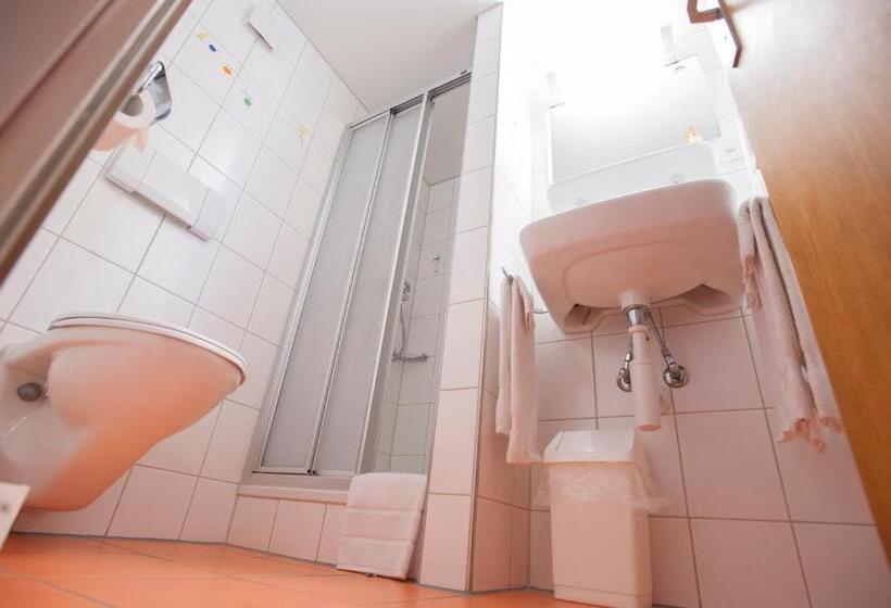 חדר סטנדרט לשלושה, Gerig