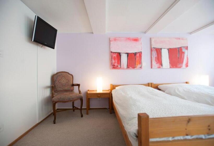 חדר סטנדרט לשלושה, Gerig