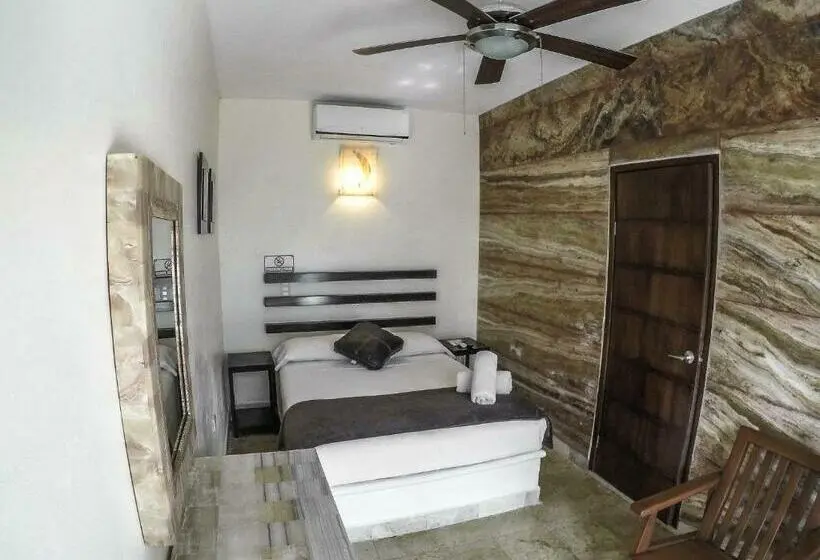 اتاق اکونومی, La Casa De Las Lunas