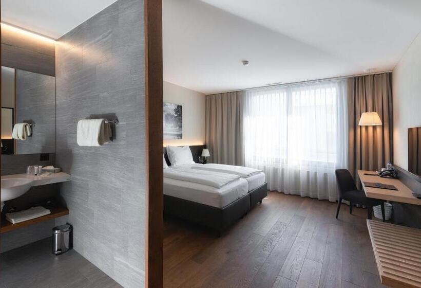 غرفة قياسية, One66