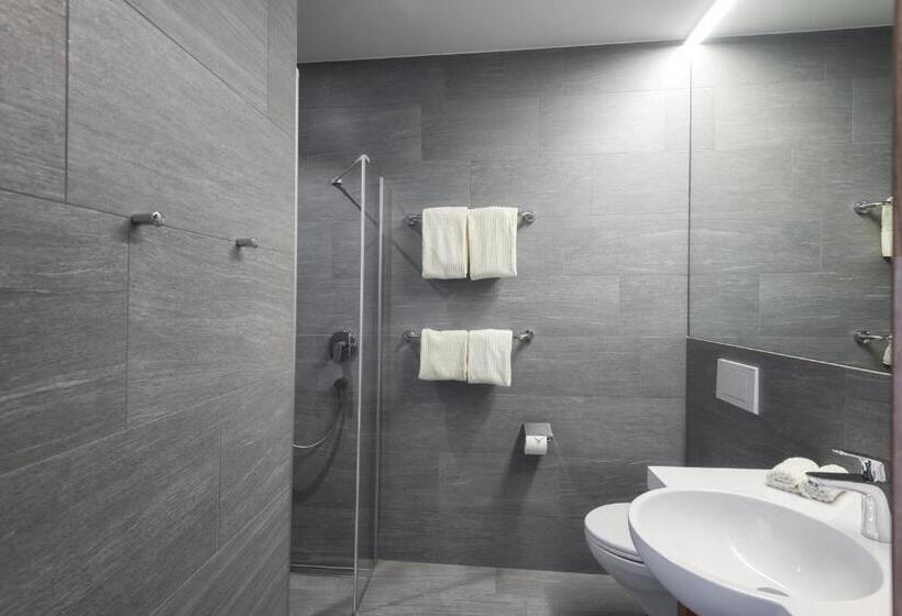 غرفة قياسية, One66