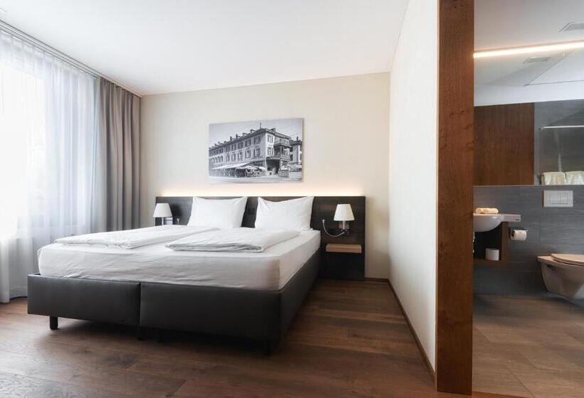 غرفة قياسية, One66