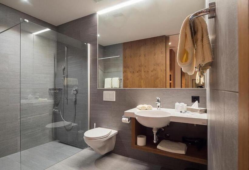 غرفة قياسية, One66