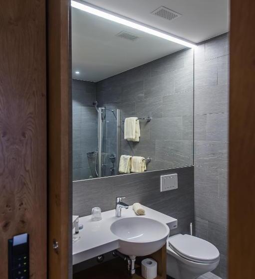 غرفة قياسية, One66