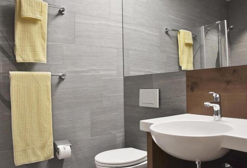 غرفة قياسية, One66