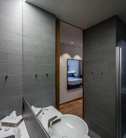 غرفة قياسية, One66