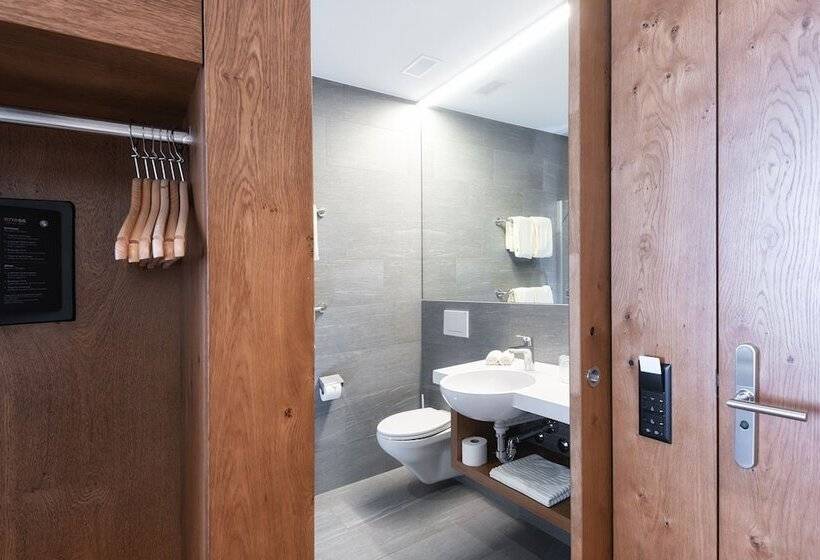 غرفة قياسية, One66