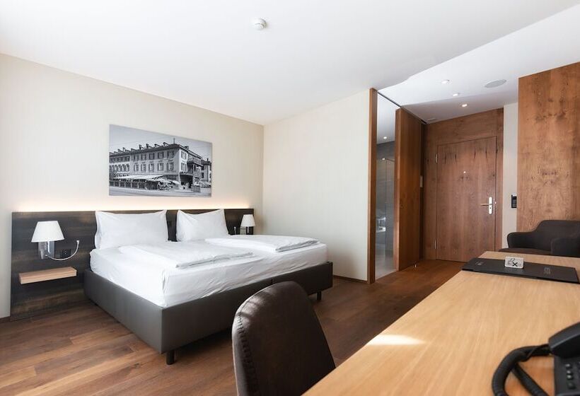 غرفة قياسية, One66