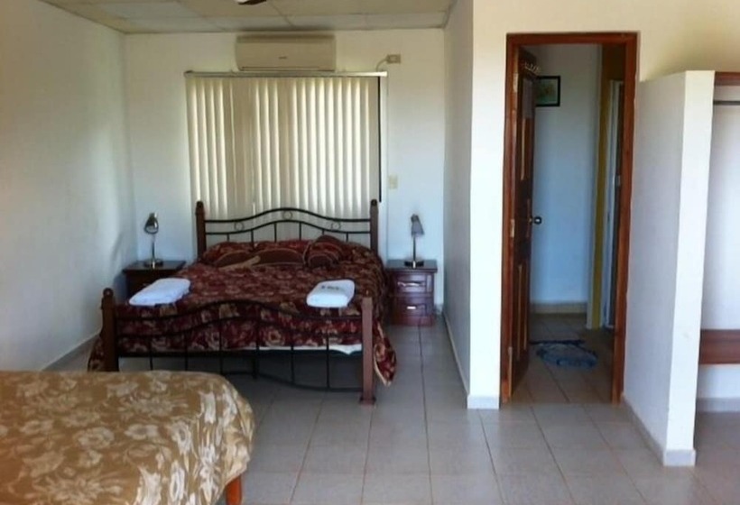 غرفة قياسية رباعية, Pedasi Sports Club