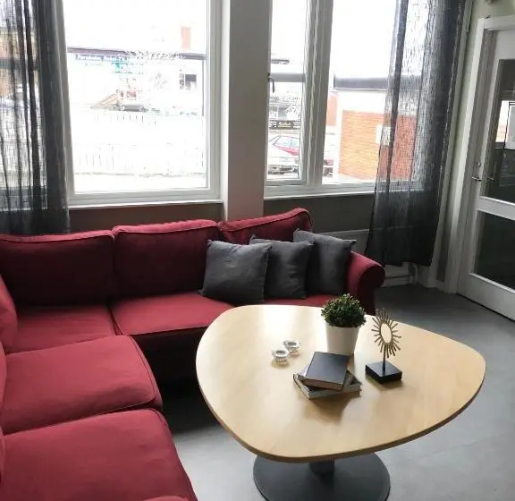 ルームシェアのワンベッド, Multi Challenge Hostel