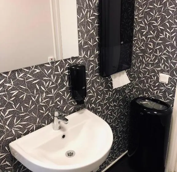 ルームシェアのワンベッド, Multi Challenge Hostel