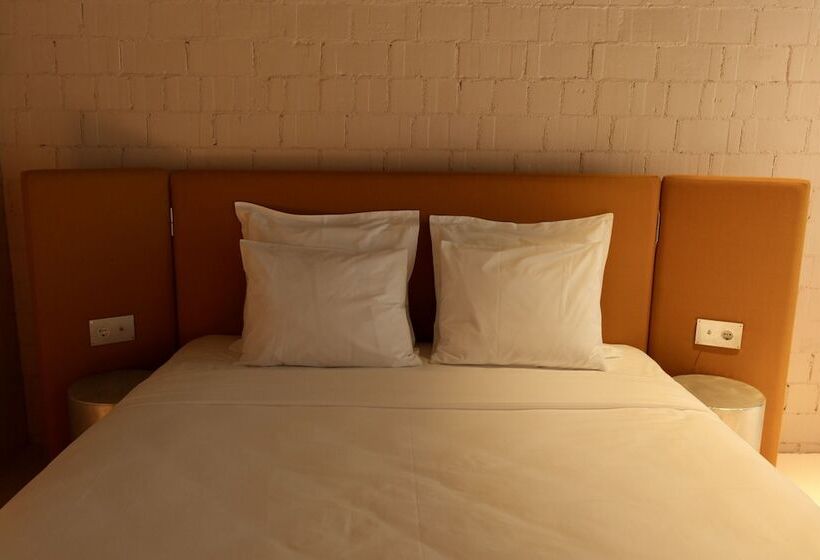 اتاق استاندارد با تخت دو نفره بزرگ, Rooms Hotel - Batumi