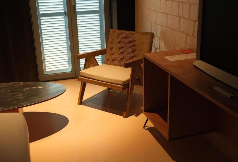 اتاق استاندارد با تخت دو نفره بزرگ, Rooms Hotel - Batumi